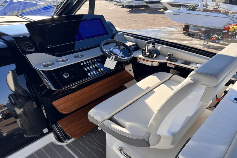 Slide: The Image of Sea Ray Sundancer 370 2025 - 10