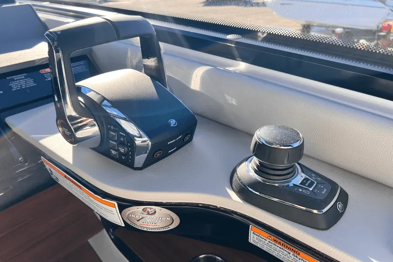 Slide: The Image of Sea Ray Sundancer 370 2025 - 12