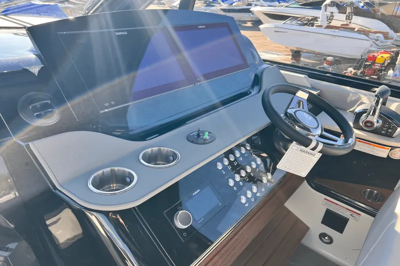 Slide: The Image of Sea Ray Sundancer 370 2025 - 13