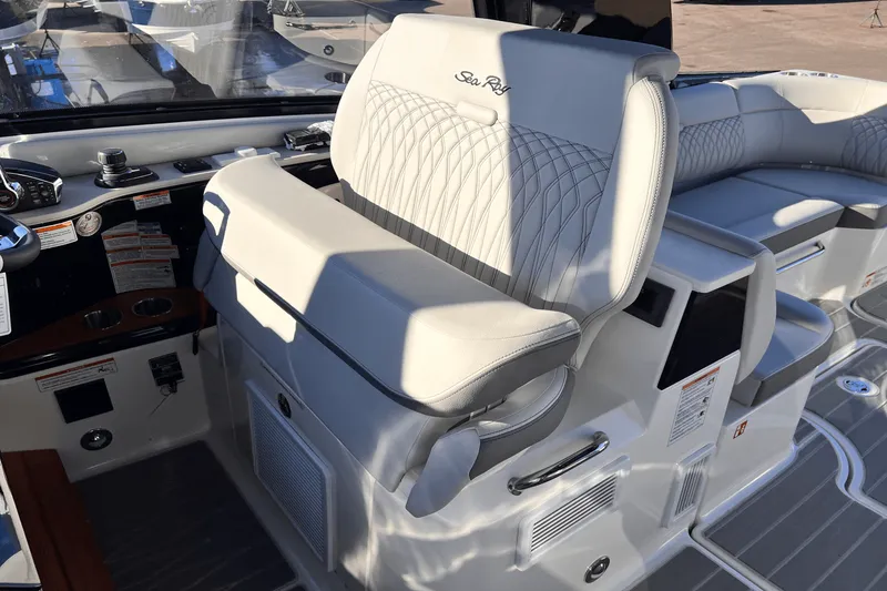 Slide: The Image of Sea Ray Sundancer 370 2025 - 15