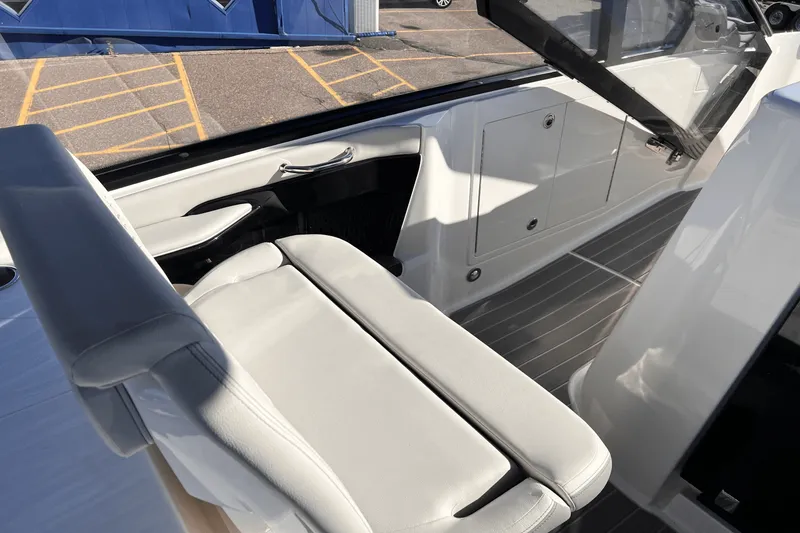 Slide: The Image of Sea Ray Sundancer 370 2025 - 16