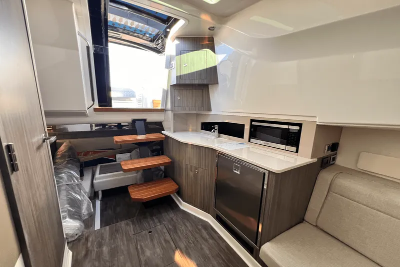 Slide: The Image of Sea Ray Sundancer 370 2025 - 17