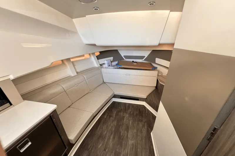 Slide: The Image of Sea Ray Sundancer 370 2025 - 18