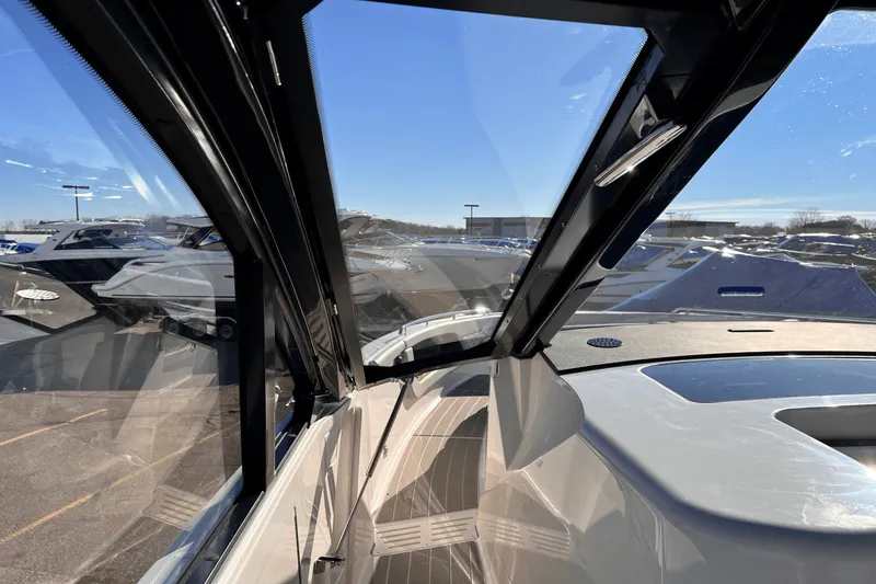 Slide: The Image of Sea Ray Sundancer 370 2025 - 20