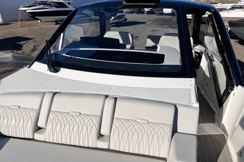 Slide: The Image of Sea Ray Sundancer 370 2025 - 21