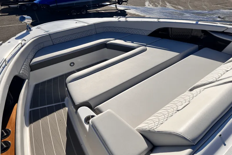 Slide: The Image of Sea Ray Sundancer 370 2025 - 22