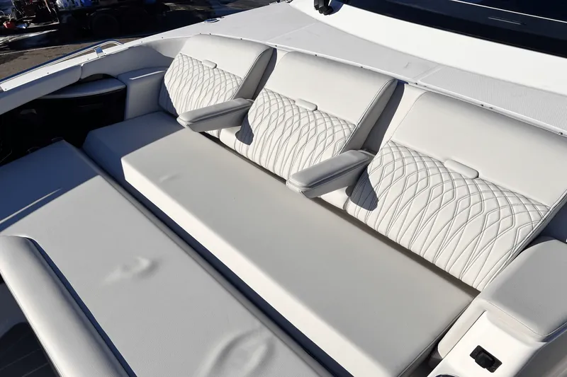 Slide: The Image of Sea Ray Sundancer 370 2025 - 23