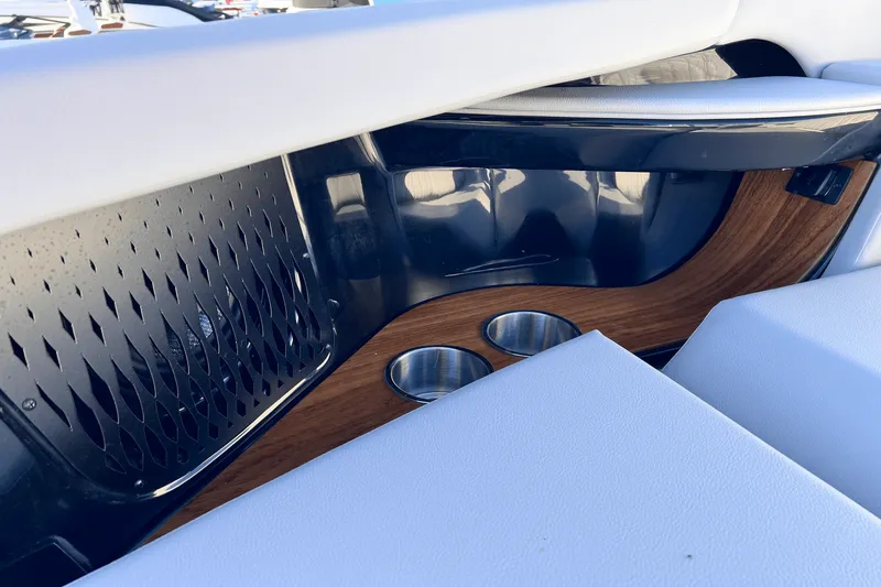 Slide: The Image of Sea Ray Sundancer 370 2025 - 24