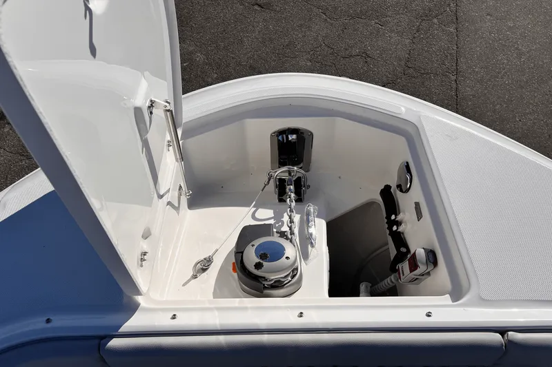 Slide: The Image of Sea Ray Sundancer 370 2025 - 26