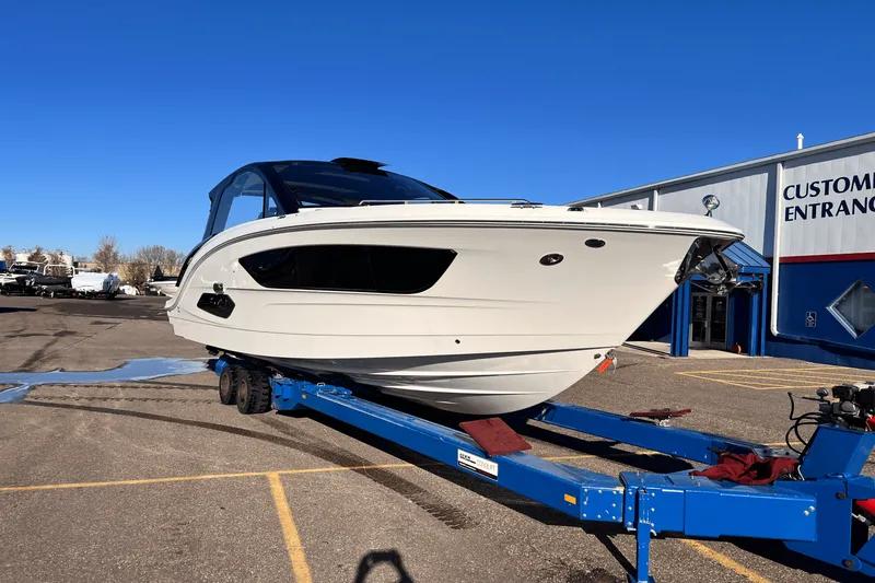 Slide: The Image of Sea Ray Sundancer 370 2025 - 3