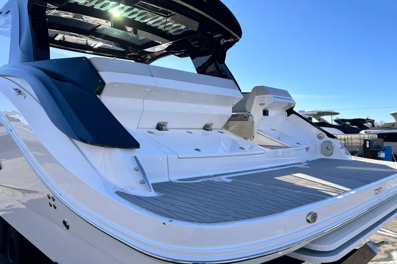 Slide: The Image of Sea Ray Sundancer 370 2025 - 7