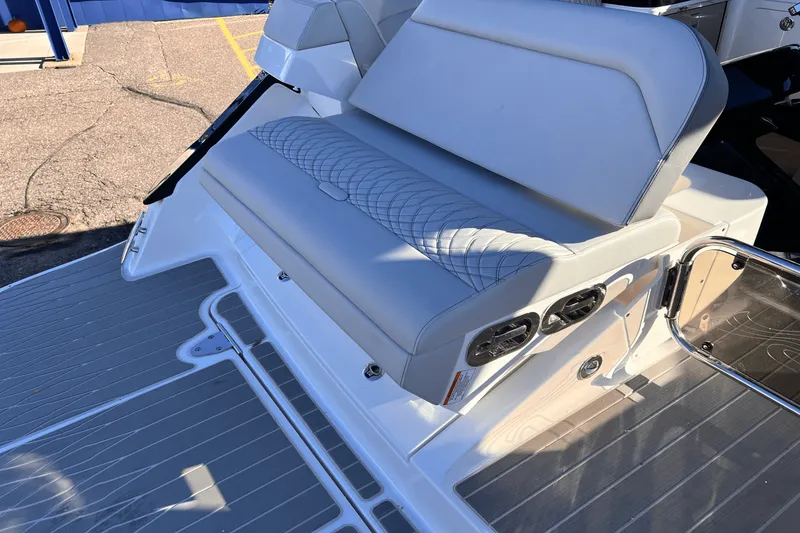 Slide: The Image of Sea Ray Sundancer 370 2025 - 8