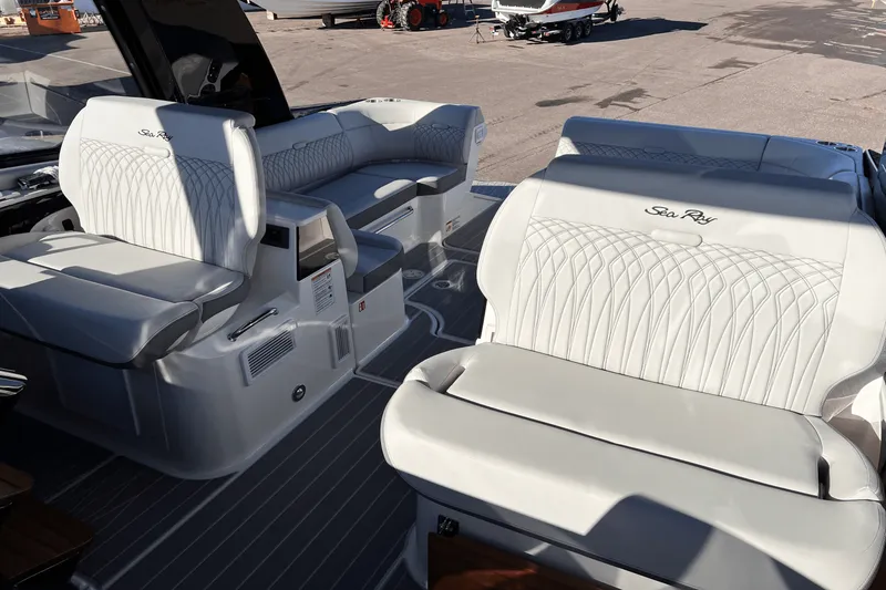 Slide: The Image of Sea Ray Sundancer 370 2025 - 9
