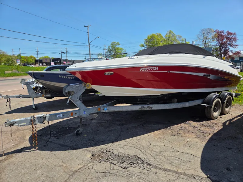 Slide: The Image of Sea Ray 220 Sundeck 2017 - 1