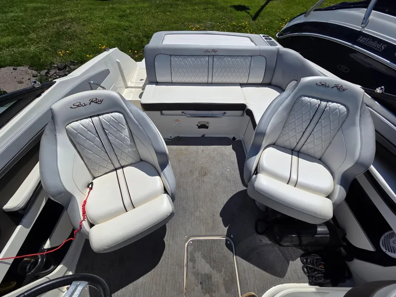Slide: The Image of Sea Ray 220 Sundeck 2017 - 17