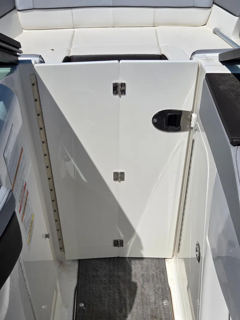 Slide: The Image of Sea Ray 220 Sundeck 2017 - 29