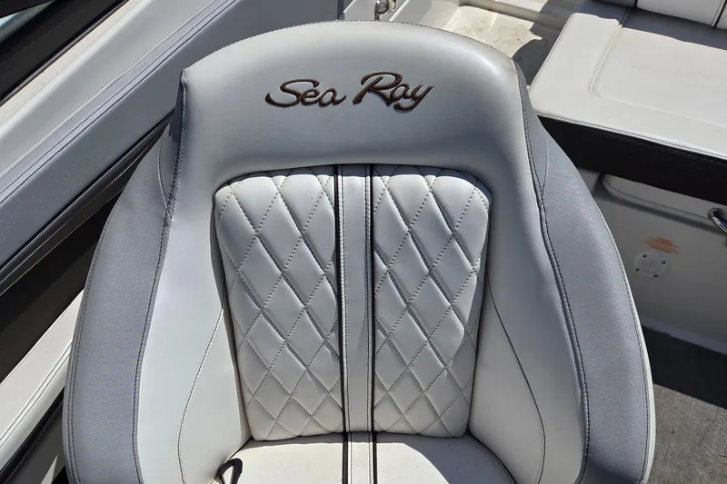 Slide: The Image of Sea Ray 220 Sundeck 2017 - 32