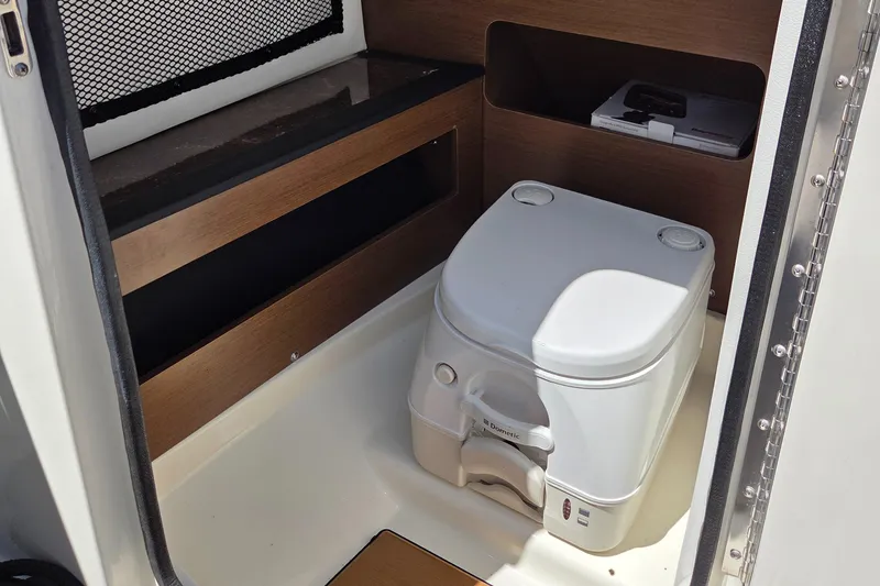 Slide: The Image of Sea Ray 220 Sundeck 2017 - 34