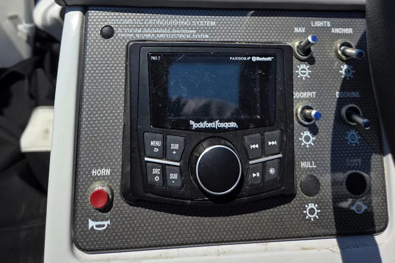 Slide: The Image of Sea Ray 220 Sundeck 2017 - 38