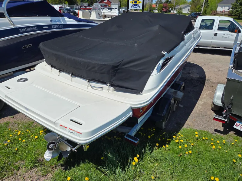 Slide: The Image of Sea Ray 220 Sundeck 2017 - 6