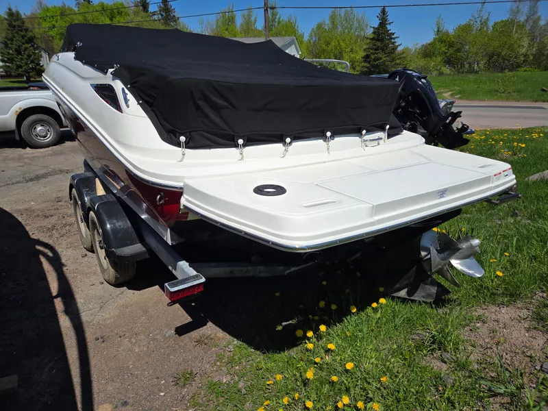 Slide: The Image of Sea Ray 220 Sundeck 2017 - 7