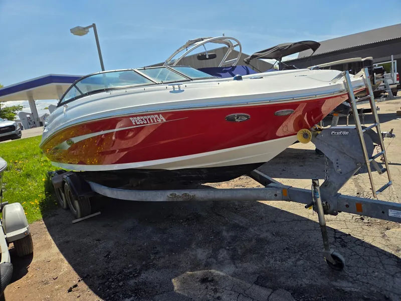 Slide: The Image of Sea Ray 220 Sundeck 2017 - 8
