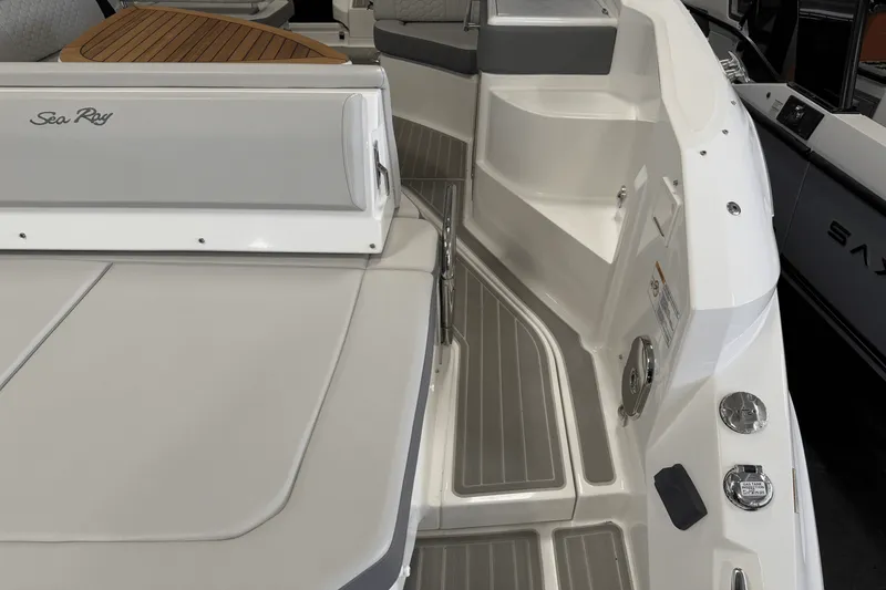 Slide: The Image of Sea Ray Sundancer 320 2025 - 10