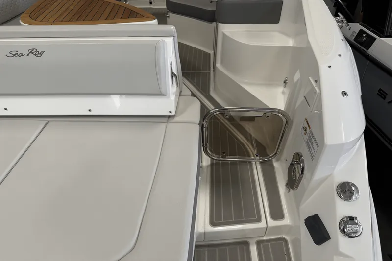Slide: The Image of Sea Ray Sundancer 320 2025 - 11