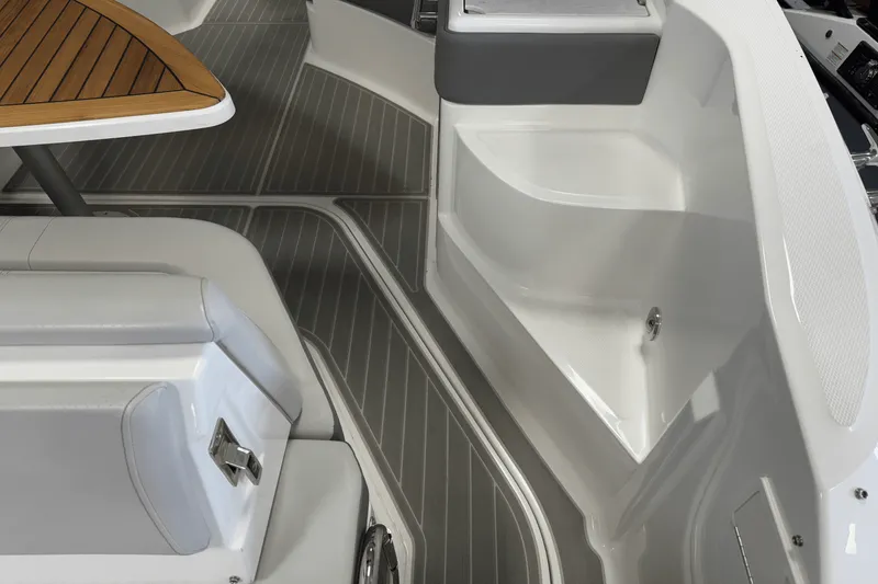 Slide: The Image of Sea Ray Sundancer 320 2025 - 13