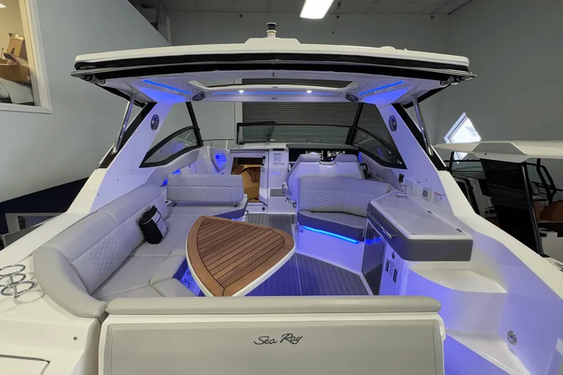 Slide: The Image of Sea Ray Sundancer 320 2025 - 14