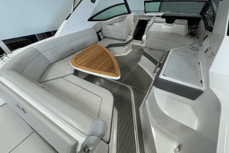 Slide: The Image of Sea Ray Sundancer 320 2025 - 17