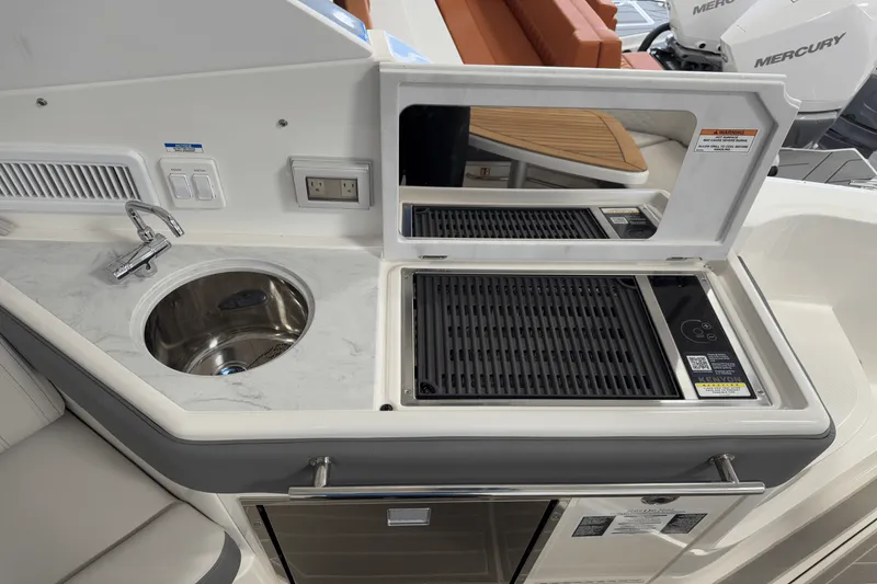 Slide: The Image of Sea Ray Sundancer 320 2025 - 20