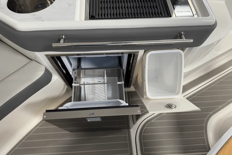 Slide: The Image of Sea Ray Sundancer 320 2025 - 21