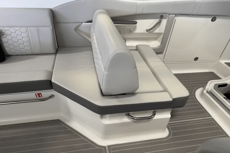 Slide: The Image of Sea Ray Sundancer 320 2025 - 25