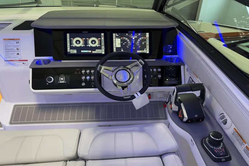 Slide: The Image of Sea Ray Sundancer 320 2025 - 31