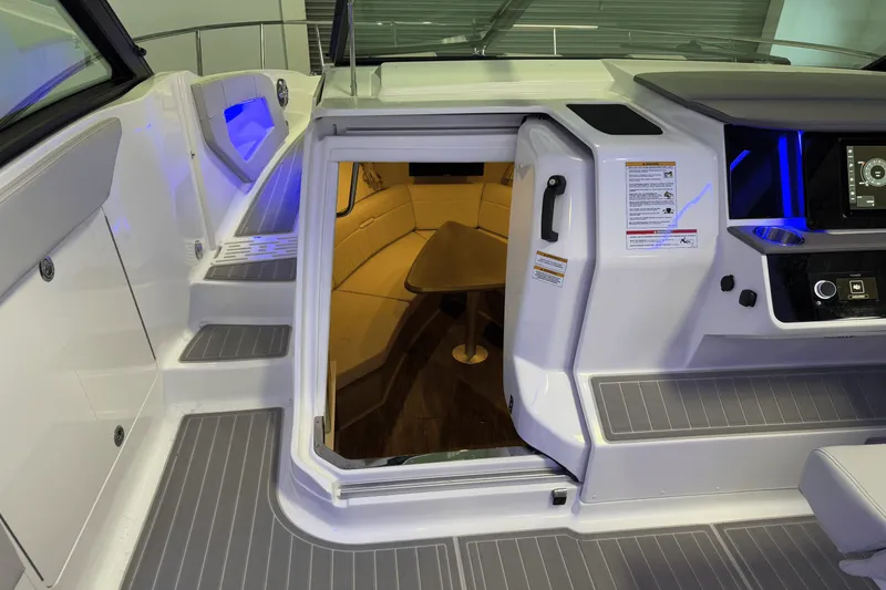 Slide: The Image of Sea Ray Sundancer 320 2025 - 33