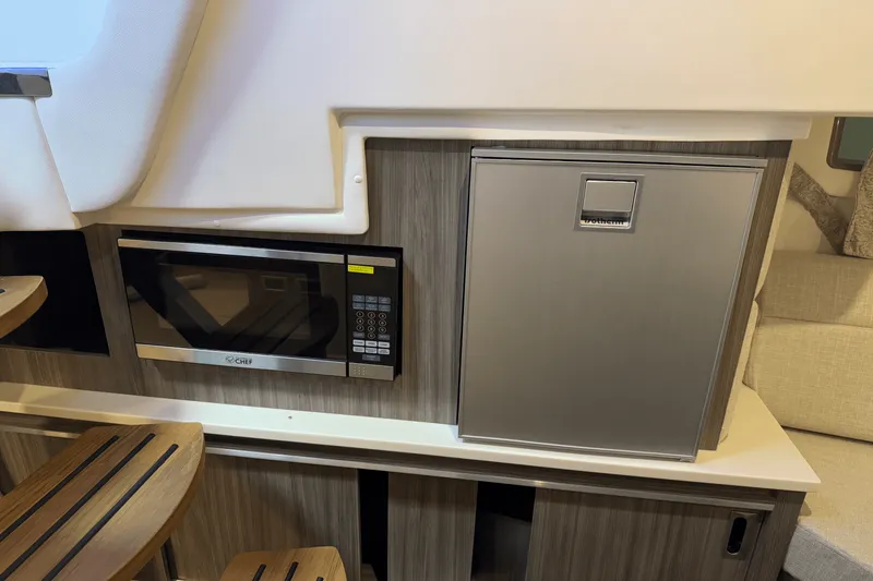 Slide: The Image of Sea Ray Sundancer 320 2025 - 36