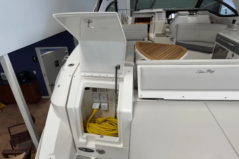 Slide: The Image of Sea Ray Sundancer 320 2025 - 4