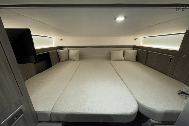 Slide: The Image of Sea Ray Sundancer 320 2025 - 41