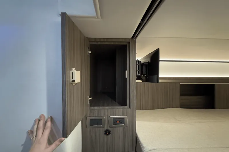 Slide: The Image of Sea Ray Sundancer 320 2025 - 42