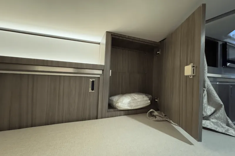 Slide: The Image of Sea Ray Sundancer 320 2025 - 43