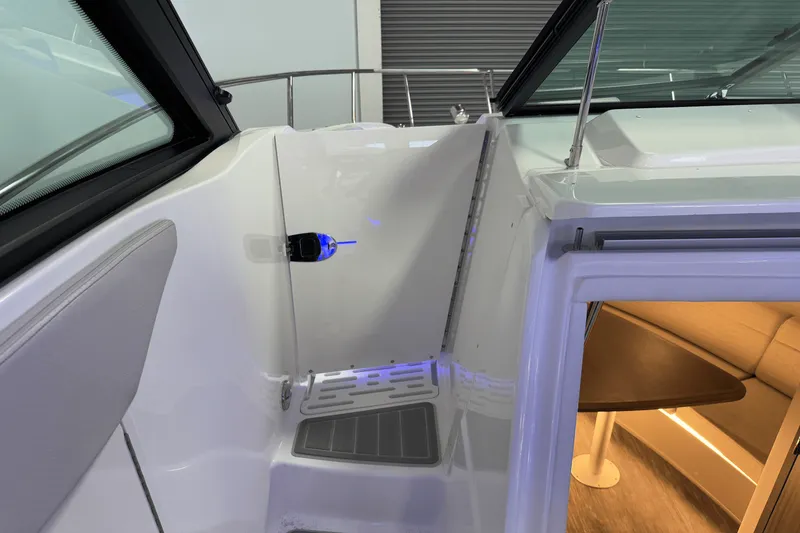 Slide: The Image of Sea Ray Sundancer 320 2025 - 47