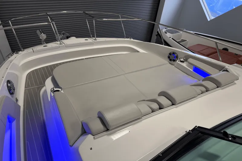 Slide: The Image of Sea Ray Sundancer 320 2025 - 48