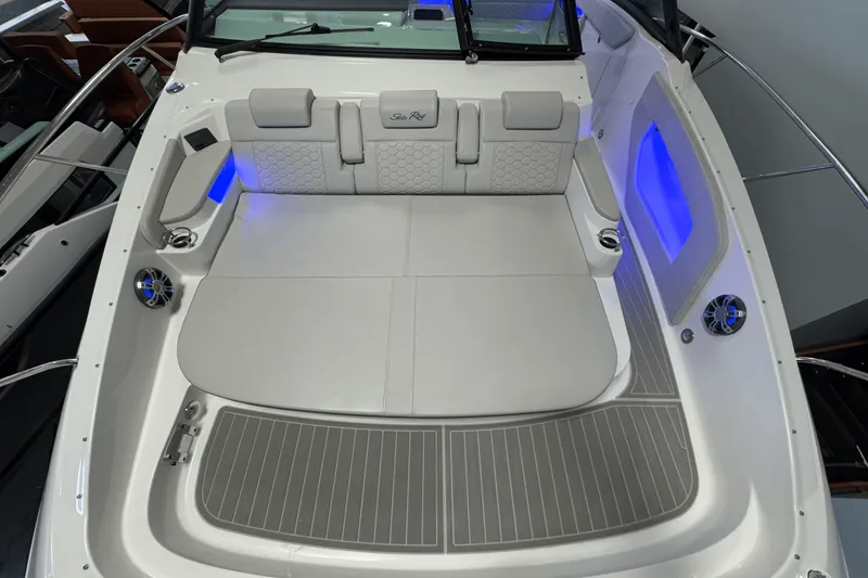 Slide: The Image of Sea Ray Sundancer 320 2025 - 49