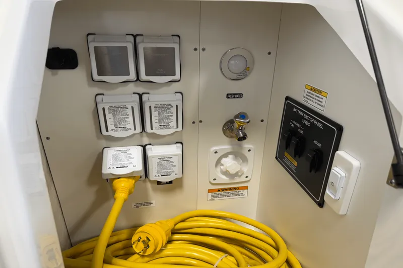 Slide: The Image of Sea Ray Sundancer 320 2025 - 5