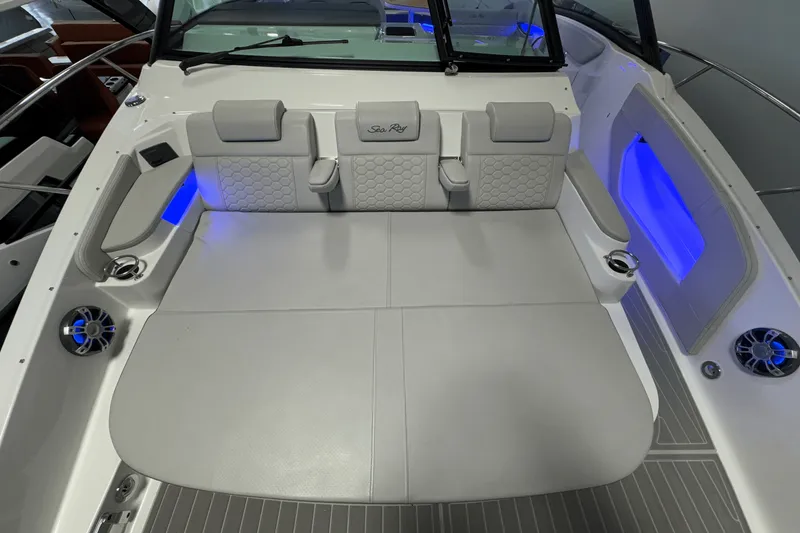 Slide: The Image of Sea Ray Sundancer 320 2025 - 50