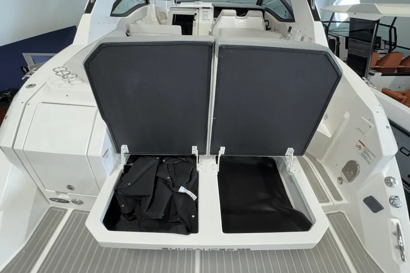 Slide: The Image of Sea Ray Sundancer 320 2025 - 9