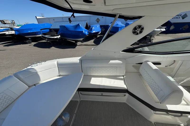 Slide: The Image of Sea Ray 320 SUNDANCER 2019 - 11