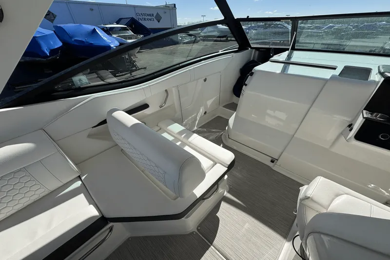 Slide: The Image of Sea Ray 320 SUNDANCER 2019 - 12