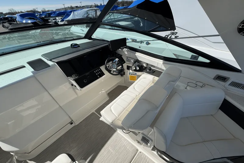 Slide: The Image of Sea Ray 320 SUNDANCER 2019 - 15